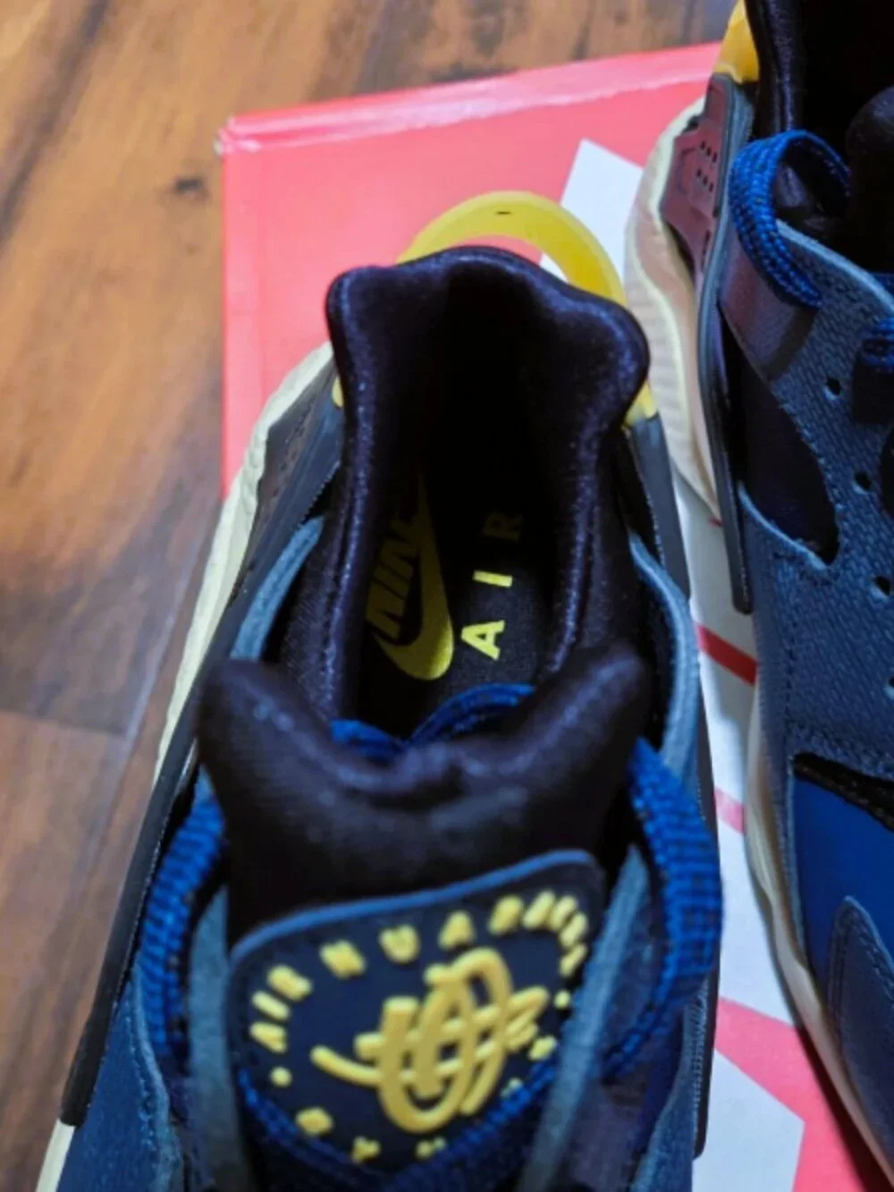 NIKE AIR HUARACHE PRM - BLK/UNI GOLD - US 8